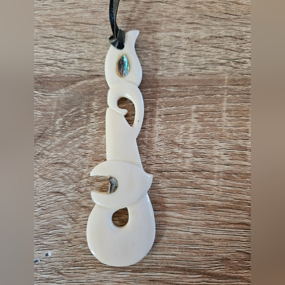 Polynesian Hand Carved Bone Fish and Abalone With Black Leather Chain - Picture 3 of 7